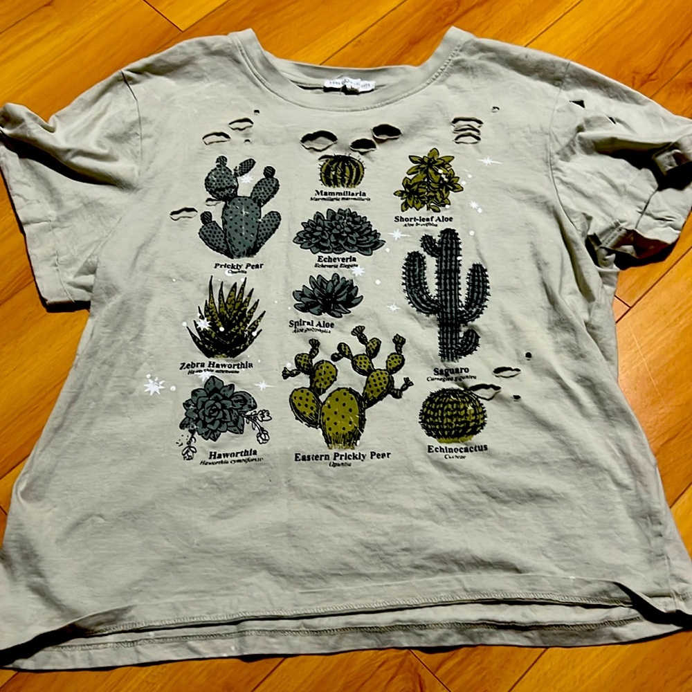 Woman size L tshirt distressed look